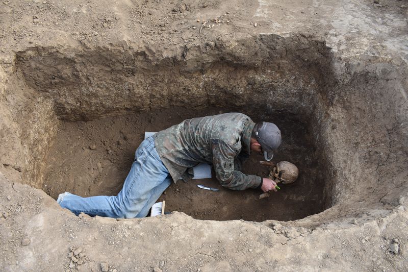 Раскопки курганов в Счастливцево на Арабатской Стрелке. Часть 1.