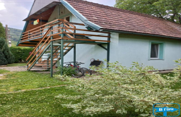 Зелена садиба біля ставка