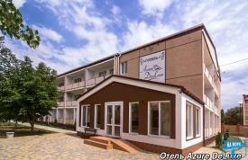 Отель "Azure DeLuxe"