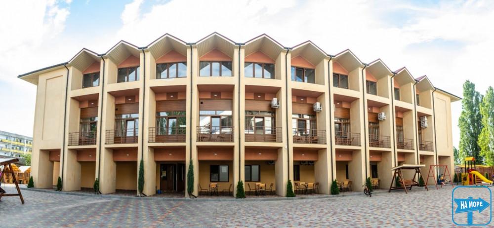 Отель "Три дельфина"