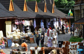 Сувенирный рынок в Славском